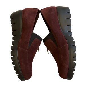 WONDERS burgundy suede loafer with black insets and black wedge heel size 40